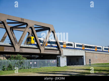 Un train s'approche Shoreditch High Street Station, vu d'Allen Gardens dans l'Est de Londres. Banque D'Images