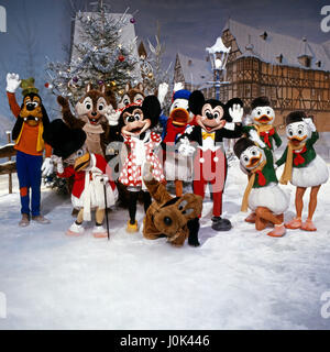 Walt Disney's Fröhliche Weihnachten, Weihnachtsrevue für kleine und grosse Kinder, Deutschland 1984, Regie : Gerit Neuhaus, contributeurs : (v. l.) Goofy, Dagobert, canard, Ahörnchen Behörnchen, Minni Maus, Pluto, Donald Duck, Micky Maus, Tick, ruse, Voie Banque D'Images