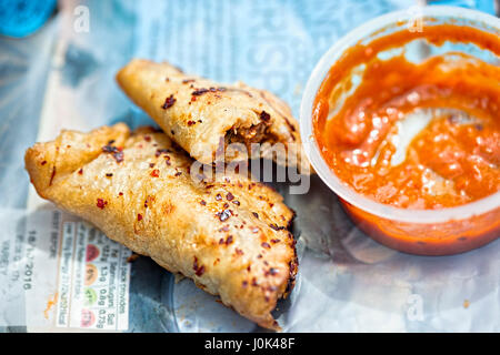 Emapanada boeuf avec sauce chili chaud Banque D'Images