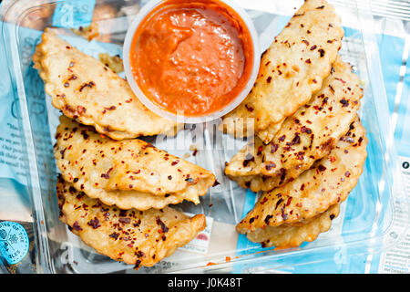 Emapanada boeuf avec sauce chili chaud Banque D'Images