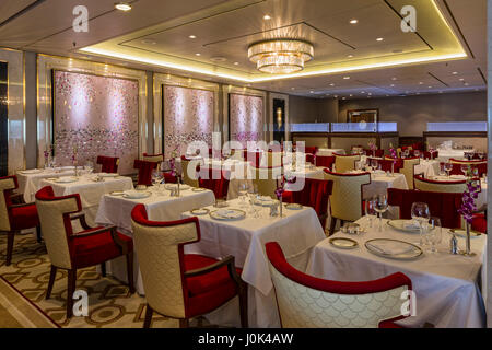 Restaurant gastronomique - Intérieur du Queen Mary 2. Cunard Queen Mary 2 Interiors, Southampton, Royaume-Uni. Architecte : SMC Design, 2016. Banque D'Images