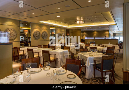 Restaurant gastronomique - Intérieur du Queen Mary 2. Cunard Queen Mary 2 Interiors, Southampton, Royaume-Uni. Architecte : SMC Design, 2016. Banque D'Images