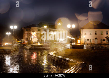 Gouttes de pluie dans la mauvaise météo sur place centrale avec tour de l'horloge, Kolasin, Montenegro Banque D'Images