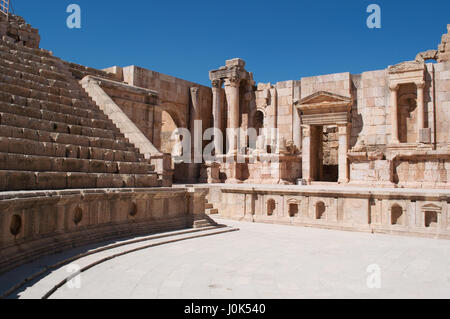 Jordanie : le théâtre du Nord, construit en 165 AD dans la ville archéologique de Jerash, l'un des plus grands sites d'architecture romaine Banque D'Images