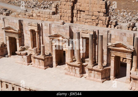 Jordanie : le théâtre du Nord, construit en 165 AD dans la ville archéologique de Jerash, l'un des plus grands sites d'architecture romaine Banque D'Images