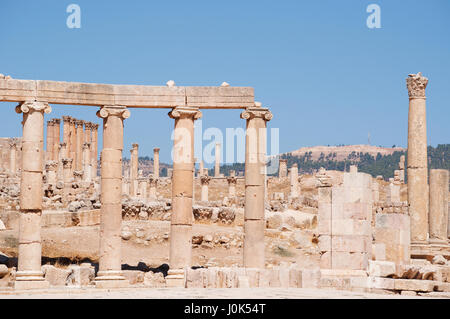 Jordanie : colonnes ioniques de l'Ovale Plaza, la place principale du site archéologique de Jerash, et les colonnes corinthiennes du Temple d'Artémis Banque D'Images