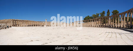 Jerash : l'Oval Plaza, la place principale de la ville archéologique entouré par un large trottoir et une colonnade du 1er siècle colonnes ioniques Banque D'Images