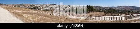 Skyline de Jerash moderne avec l'Oval Plaza, place principale du site archéologique et Cardo Maximus, la rue à colonnades, ancienne Gérasa point central Banque D'Images