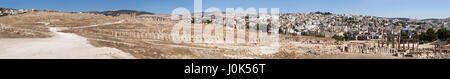 Skyline de Jerash moderne avec l'Oval Plaza, place principale du site archéologique et Cardo Maximus, la rue à colonnades, ancienne Gérasa point central Banque D'Images