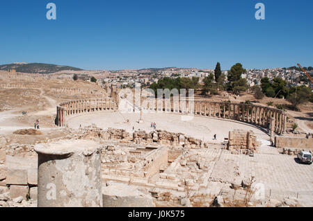 Skyline de Jerash moderne avec l'Oval Plaza, place principale du site archéologique et Cardo Maximus, la rue à colonnades, ancienne Gérasa point central Banque D'Images