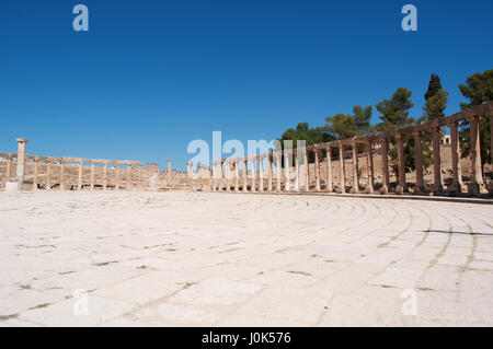 Jerash : l'Oval Plaza, la place principale de la ville archéologique entouré par un large trottoir et une colonnade du 1er siècle colonnes ioniques Banque D'Images