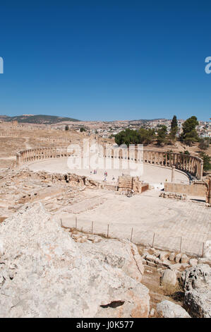 Skyline de Jerash moderne avec l'Oval Plaza, place principale du site archéologique et Cardo Maximus, la rue à colonnades, ancienne Gérasa point central Banque D'Images