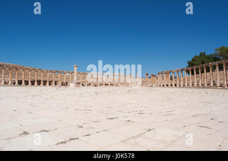 Jerash : l'Oval Plaza, la place principale de la ville archéologique entouré par un large trottoir et une colonnade du 1er siècle colonnes ioniques Banque D'Images