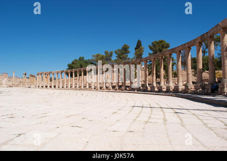 Jerash : l'Oval Plaza, la place principale de la ville archéologique entouré par un large trottoir et une colonnade du 1er siècle colonnes ioniques Banque D'Images