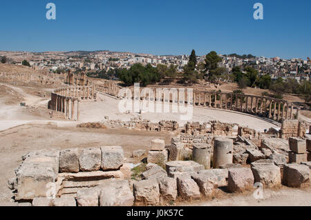 Skyline de Jerash moderne avec l'Oval Plaza, place principale du site archéologique et Cardo Maximus, la rue à colonnades, ancienne Gérasa point central Banque D'Images