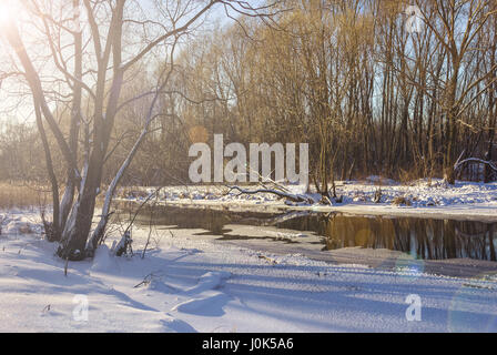 L'Yauza River sur une journée d'hiver ensoleillée. Banque D'Images