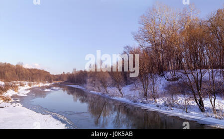 L'Yauza River sur une journée d'hiver ensoleillée. La Russie, Moscou Banque D'Images