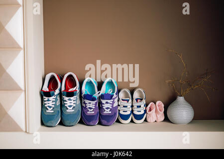 Les chaussures pour enfants à côté d'un adulte. Chaussures parental et de pépinière. Banque D'Images