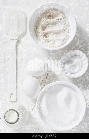 Oeufs sucre farine ingrédients, blanc sur blanc Banque D'Images