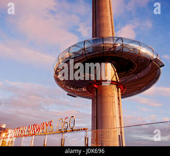 Brighton's i360, le plus haut du monde déménagement tour d'observation, ouvert en 2016 offre aux visiteurs 360 degrés sur la côte du Sussex en Angleterre. Banque D'Images