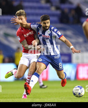 Le Wigan Athletic Sam Morsy batailles pour la balle avec Barnsley's George Moncur (à gauche) au cours de la Sky Bet Championship match à la DW Stadium, Wigan. Banque D'Images