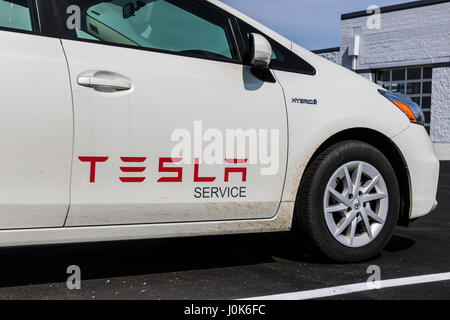 Indianapolis - Circa Avril 2017 : Tesla véhicule de service. Ironiquement, Tesla utilise un véhicule hybride Toyota Prius pour une voiture de service V Banque D'Images