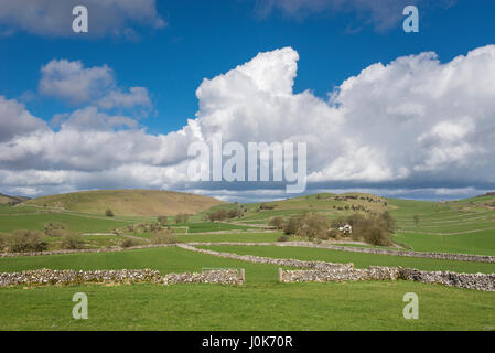Paysage de crête blanche près de Earl Sterndale dans le Peak District, Debryshire, Angleterre. Une journée de printemps ensoleillée dans ce domaine près de Buxton. Banque D'Images