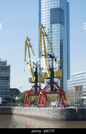 Dock redondante des grues, peints en rouge, noir et jaune, sur Puerto Madera, Buenos Aires, Argentine Banque D'Images