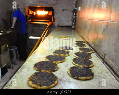 L'alimentation locale dans le four de boulangerie, Jérusalem, Israël Banque D'Images