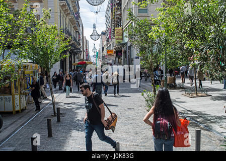 Athènes, Grèce - avril 27, 2016:vue de la rue Ermou à Athènes avec foule Banque D'Images