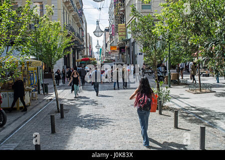 Athènes, Grèce - avril 27, 2016:vue de la rue Ermou à Athènes avec foule Banque D'Images