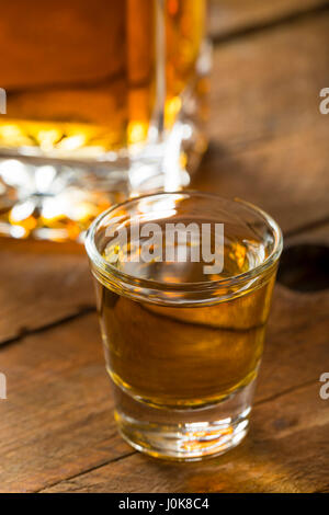 De groupe Bourbon Whiskey coups Prêt à boire Banque D'Images