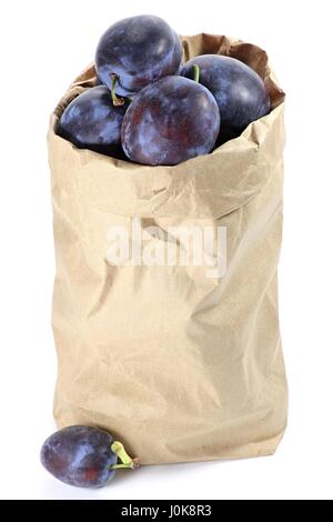 Damson prunes dans un sac en papier isolé sur fond blanc Banque D'Images