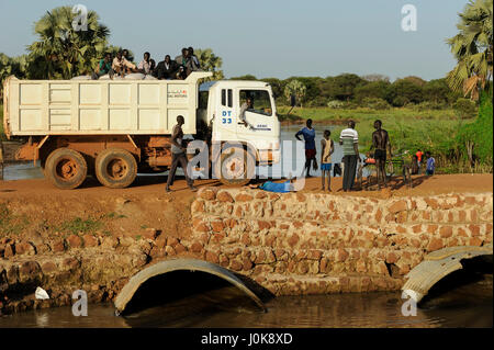 Soudan du Sud Lake States, route entre Juba et Rumbek à Bamam / pont poursuivi de Bahr el Ghazal au Soudan dans l'état des Lacs, Région , Bamam Bruecke, Strasse und zwischen Rumbek Juba, provisorische Bruecke ueber einen Fluss Banque D'Images