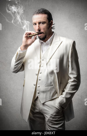 Homme élégant smoking cigar Banque D'Images