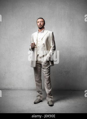 Homme élégant avec un cigare Banque D'Images