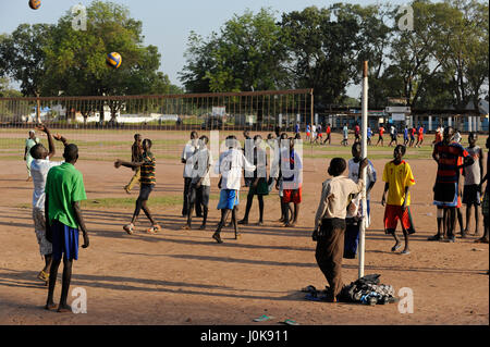 Soudan du sud de la région de Bahr al Ghazal , Lacs, ville Rumbek , liberté oder Place de l'indépendance, les jeunes jouer volley ball / SUED-région de Bahr el Ghazal au Soudan , l'état des lacs, Rumbek, Jugendliche Volleyball spielen am zentralen Unabhaengigkeitsplatz Banque D'Images