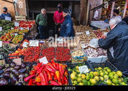 Stand de légumes sur un marché en plein air quotidien de la ville de Syracuse, l'angle sud-est de l'île de la Sicile, Italie Banque D'Images