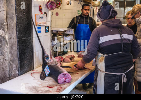 L'espadon pour vendre sur le marché de plein air tous les jours dans la ville de Syracuse, l'angle sud-est de l'île de la Sicile, Italie Banque D'Images