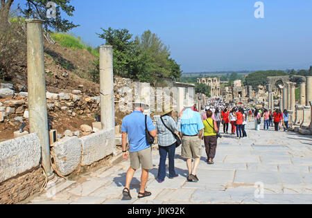 Éphèse, TURQUIE - 30 avril 2012 : les touristes à Éphèse, Turquie. Ephèse était une ancienne ville grecque sur la côte d'Ionie Banque D'Images