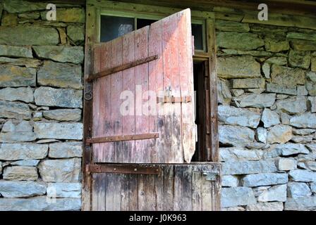 Stable avec porte ouverte Banque D'Images