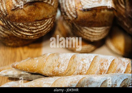 Sélection de pain frais et de baguettes Banque D'Images