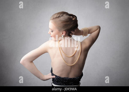 Blonde woman posing de perles Banque D'Images