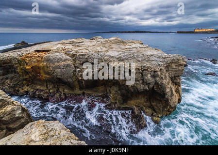 Vu de la mer ionienne rocks o f l'île d'Ortygie, partie historique de la ville de Syracuse, l'angle sud-est de l'île de la Sicile, Italie Banque D'Images