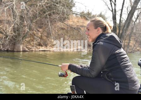 Femme seule la pêche sur le lac près de Kearney, Nebraska, USA Banque D'Images