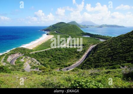 Vue panoramique à partir de concentrations élevées donnent sur vers Saint Kitts et Nevis Island isthme, Saint Kitts Banque D'Images