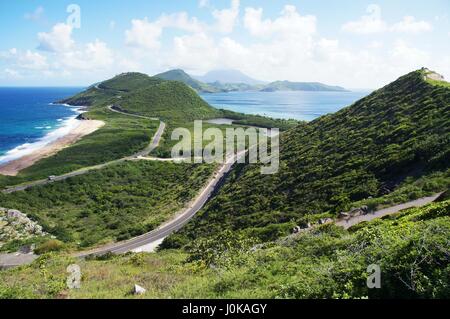 Vue panoramique à partir de concentrations élevées donnent sur vers Saint Kitts et Nevis Island isthme, Saint Kitts. Banque D'Images