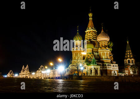 Vue nocturne de la cathédrale Saint-Basile sur la Place Rouge à Moscou, Russie Banque D'Images