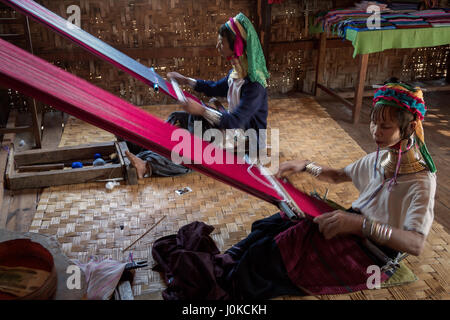 Femme de la tribu Kayan (baidjan) chiffon traditionnel de tissage Banque D'Images