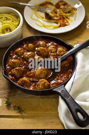 Casserole de boulettes de viande en sauce tomate servi avec des spaghetti Banque D'Images